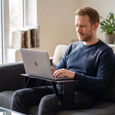 Support ordinateur portable, Confort et productivité du télétravail sur canapé 